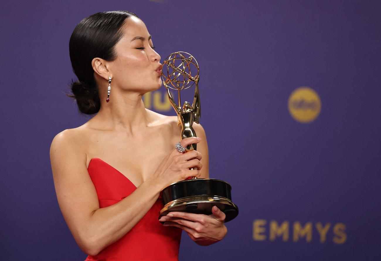 米エミー賞連続ドラマ部門の主演女優賞を獲得したアンナ・サワイはトロフィーにキス（ロイター）
