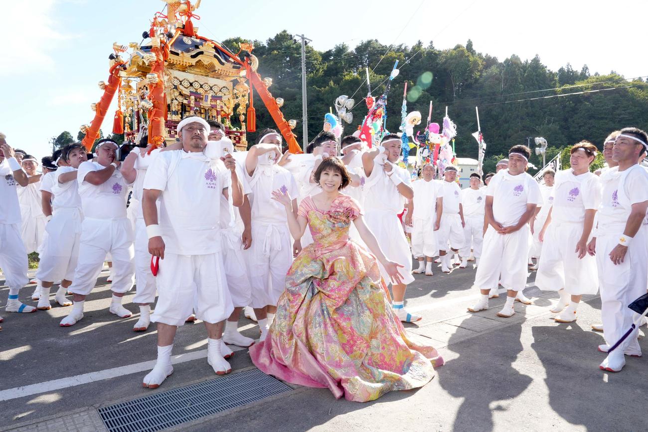岩手県山田町で開かれた「山田祭り」でミニステージを行った水森かおり