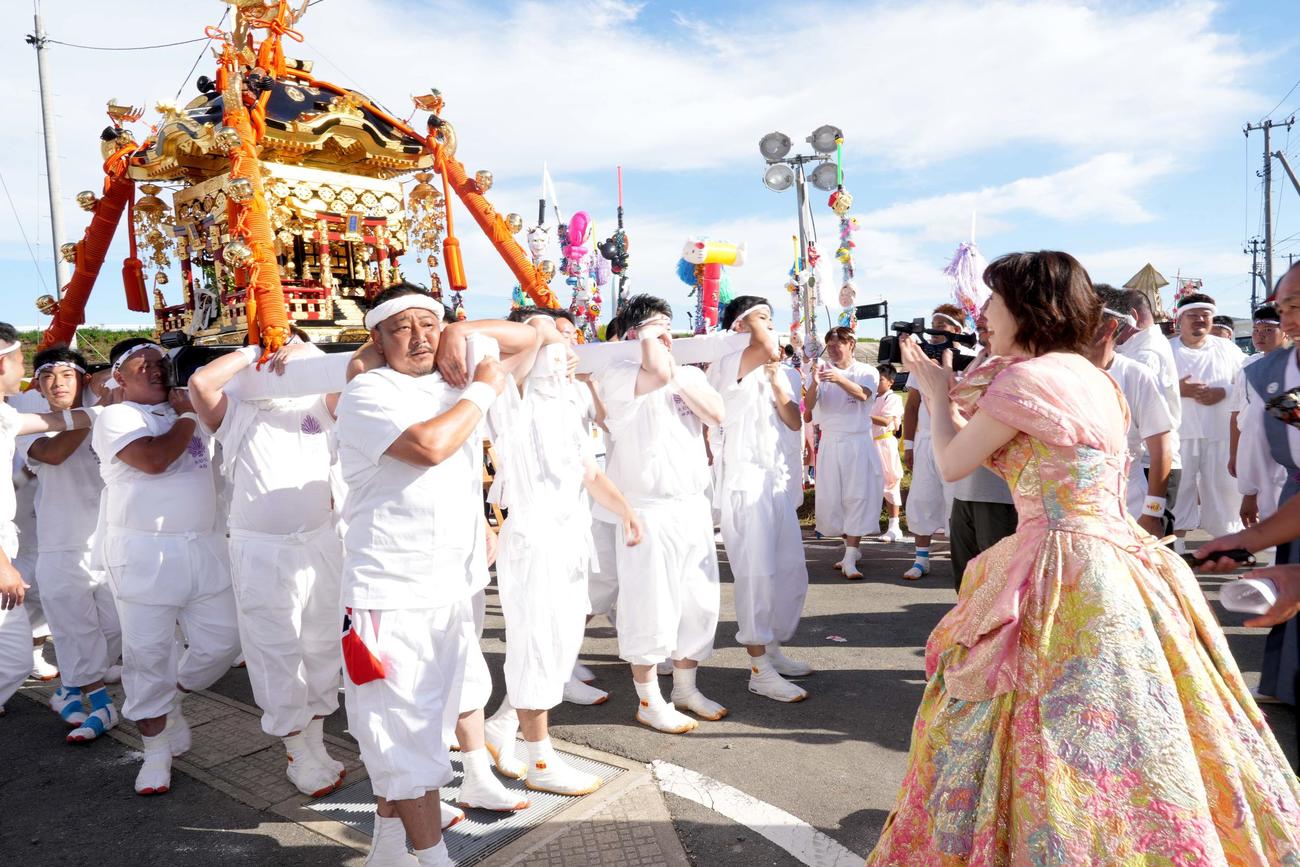 岩手県山田町で開かれた「山田祭り」でミニステージを行った水森かおり