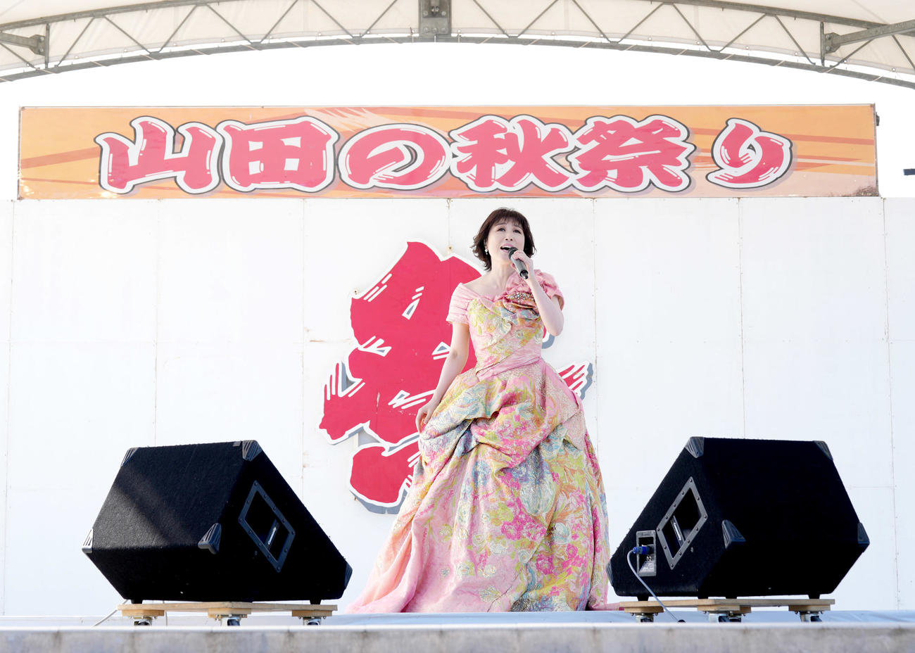 岩手県山田町で開かれた「山田祭り」でミニステージを行った水森かおり