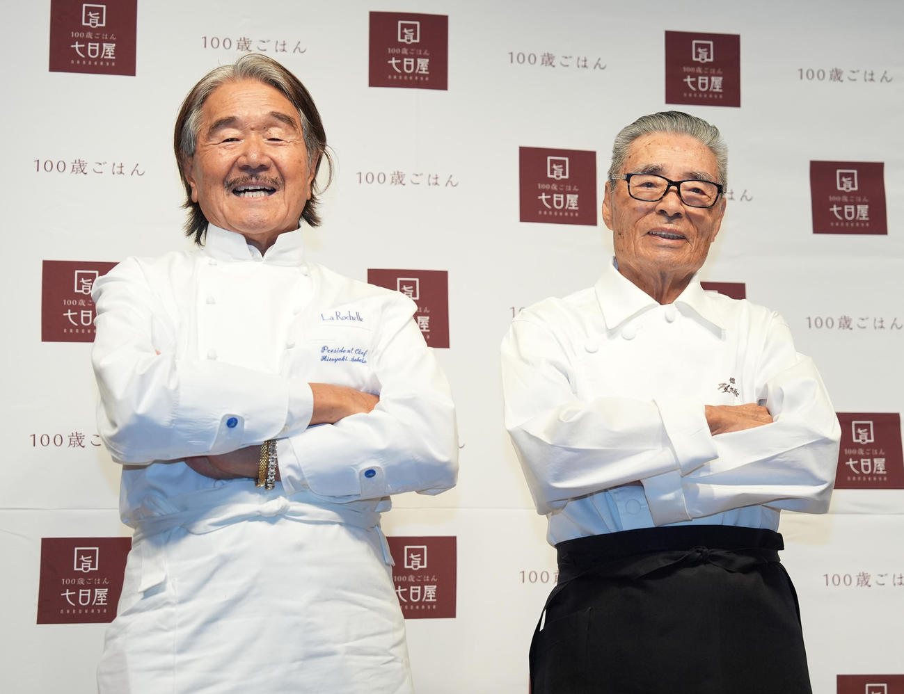 七日屋「100歳ごはん」新商品記者発表会のフォトセッションで笑顔の道場六三郎氏（右）と坂井宏行氏（撮影・鈴木みどり）