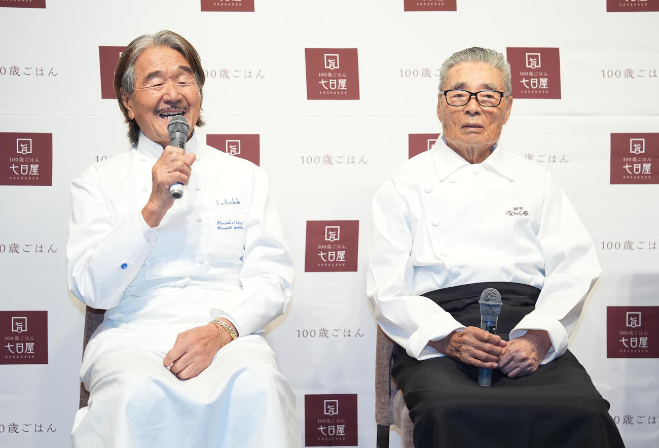 七日屋「100歳ごはん」新商品記者発表会で話す坂井宏行氏（左）と道場六三郎氏（撮影・鈴木みどり）