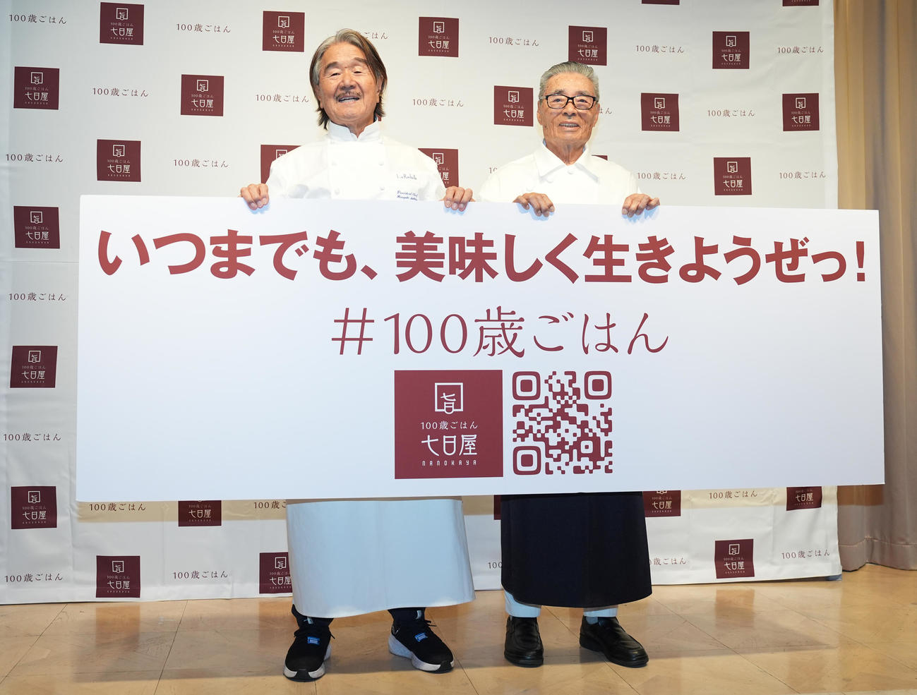 七日屋「100歳ごはん」新商品記者発表会のフォトセッションで笑顔の道場六三郎氏（右）と坂井宏行氏（撮影・鈴木みどり）
