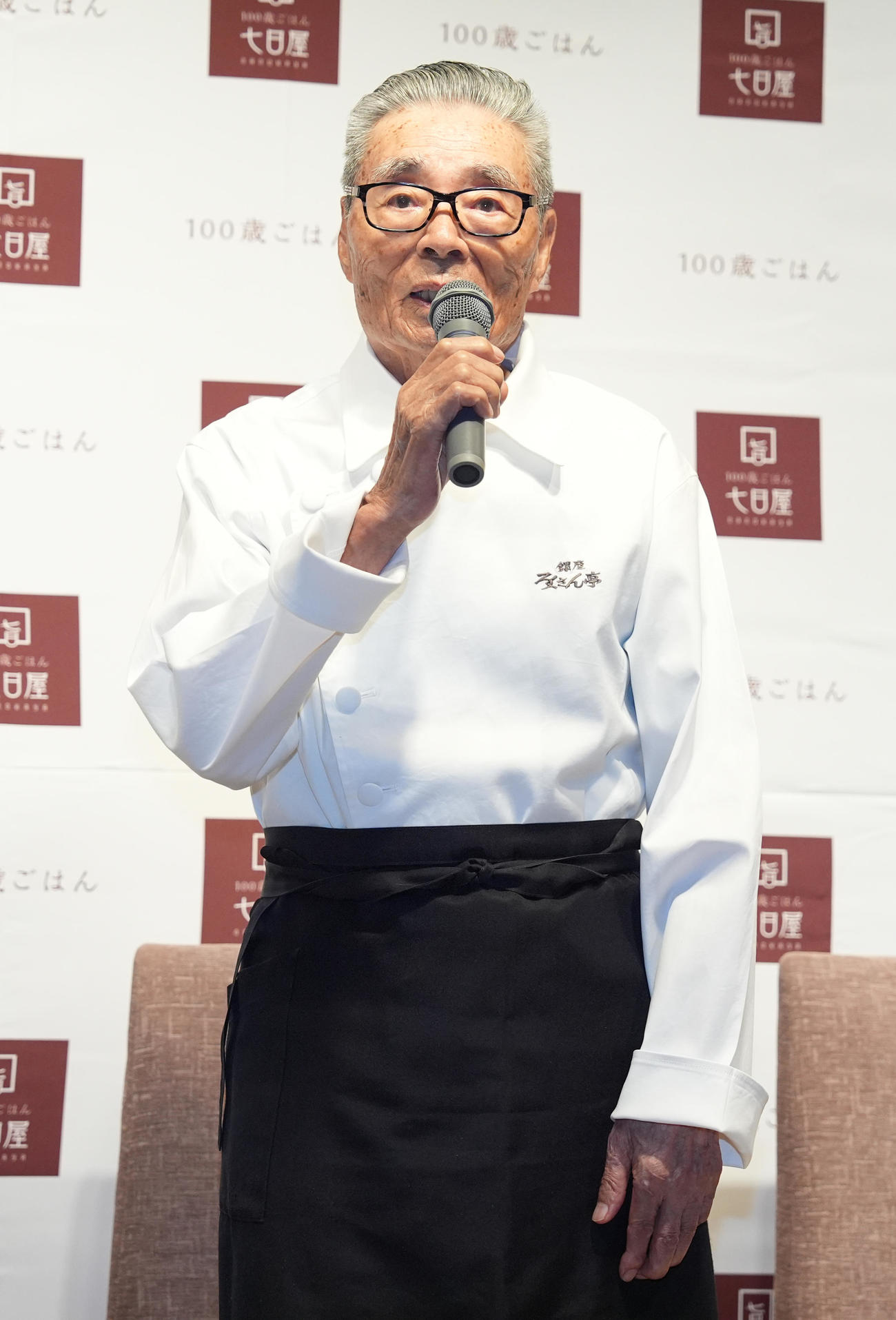 七日屋「100歳ごはん」新商品記者発表会であいさつする道場六三郎氏（撮影・鈴木みどり）