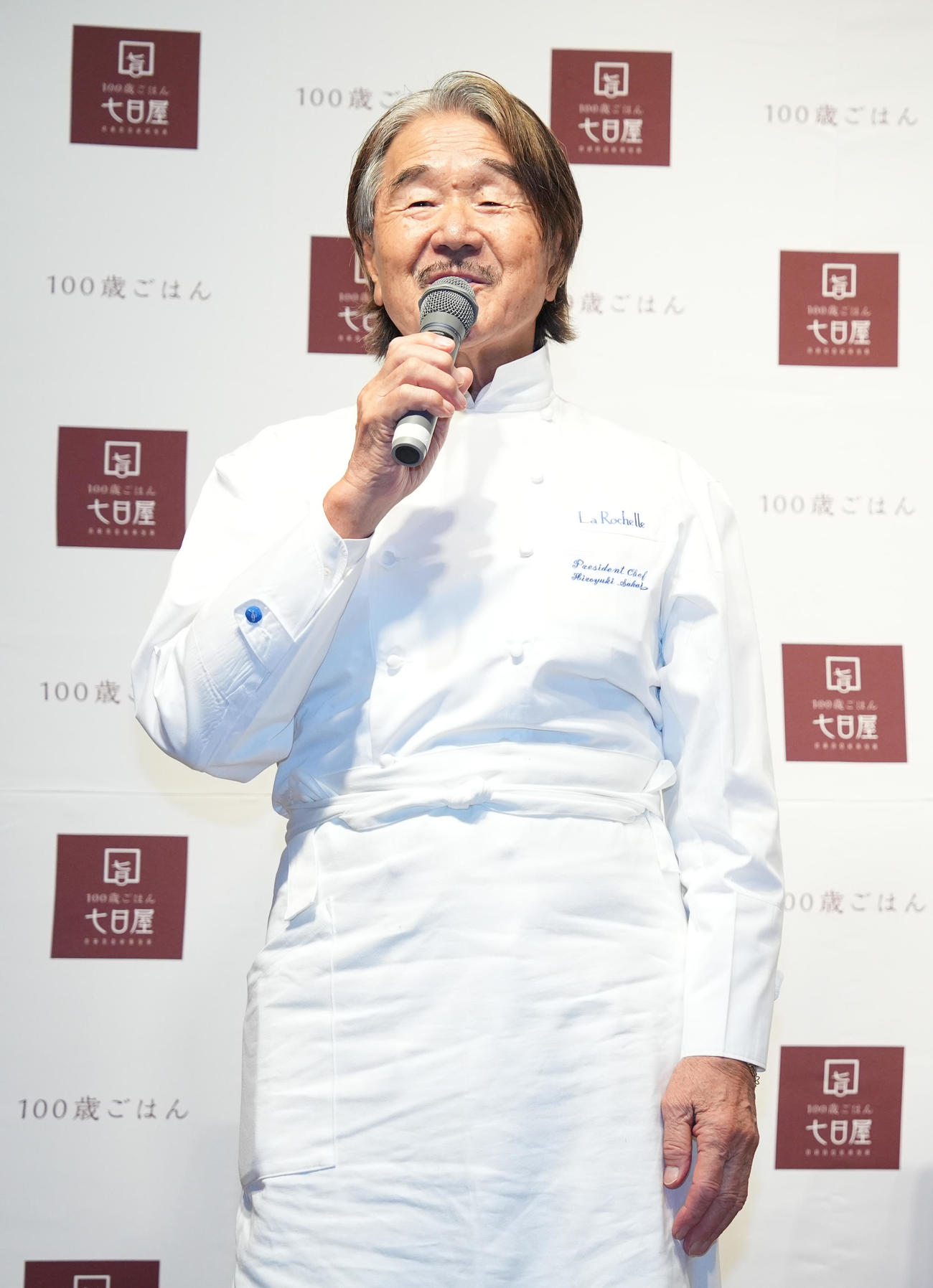 七日屋「100歳ごはん」新商品記者発表会であいさつする坂井宏行氏（撮影・鈴木みどり）