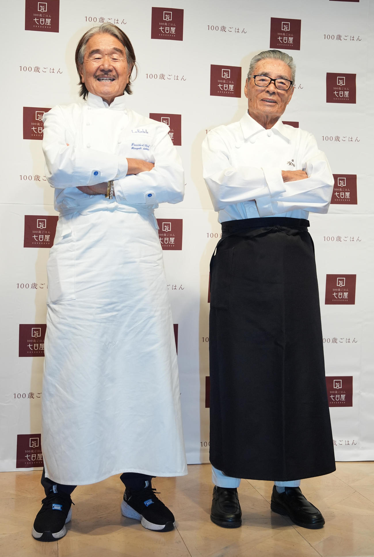 七日屋「100歳ごはん」新商品記者発表会のフォトセッションで笑顔の道場六三郎氏（右）と坂井宏行氏（撮影・鈴木みどり）