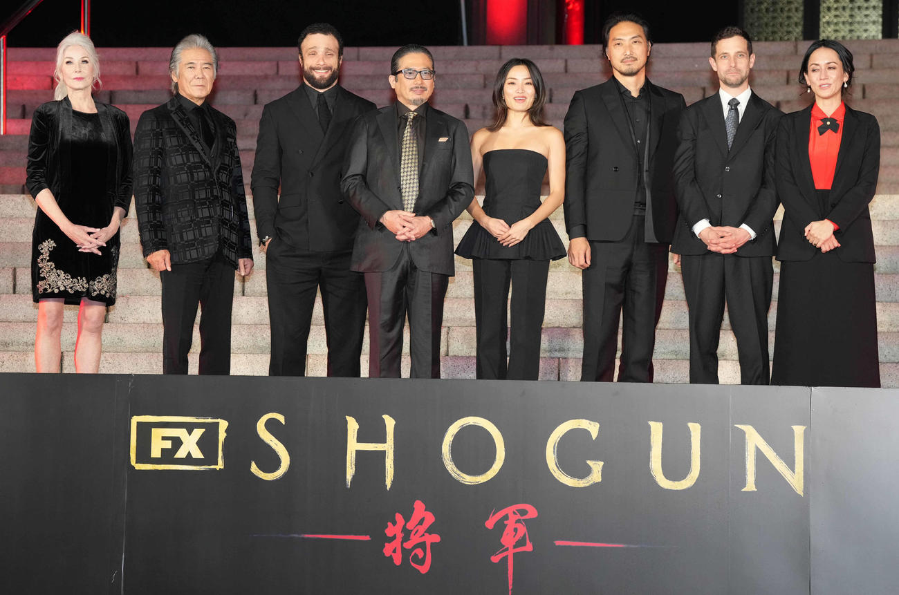 「SHOGUN　将軍」大ヒット祈願イベントのフォトセッションで写真に納まる出演者たち。左からミカエラ・クラベル氏、西岡徳馬、コズモ・ジャーヴィス、真田広之、サワイ・アンナ、平岳大、ジャスティン・マークス氏、レイチェル・コンドウ氏（2024年2月撮影）