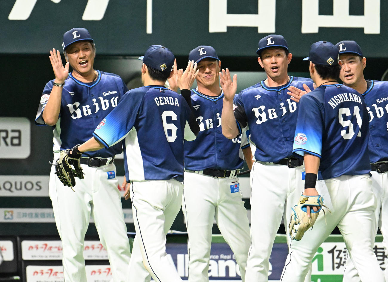 渡辺久信監督代行（左）と西武ナイン（2024年9月7日撮影）