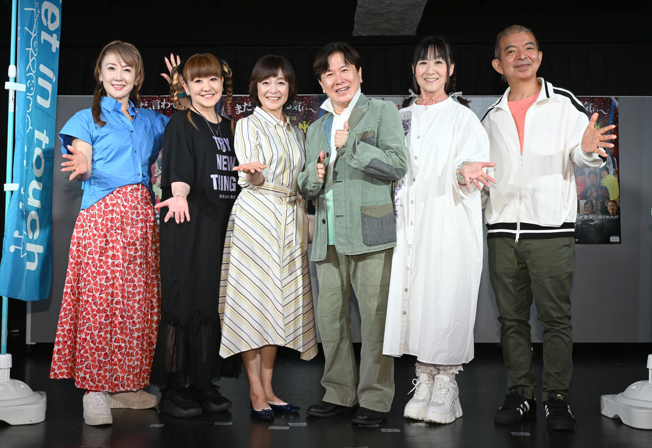 映画「まぜこぜ一座殺人事件」のエンディングテーマ曲の歌唱に参加した、左から東ちづる、かないみか、日高のり子、三ツ矢雄二、深見梨加、YANAGIMAN（撮影・千葉一成）