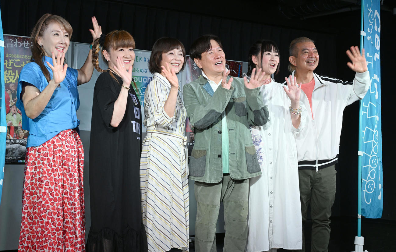 映画「まぜこぜ一座殺人事件」のエンディングテーマ曲の歌唱に参加した、左から東ちづる、かないみか、日高のり子、三ツ矢雄二、深見梨加、YANAGIMAN（撮影・千葉一成）