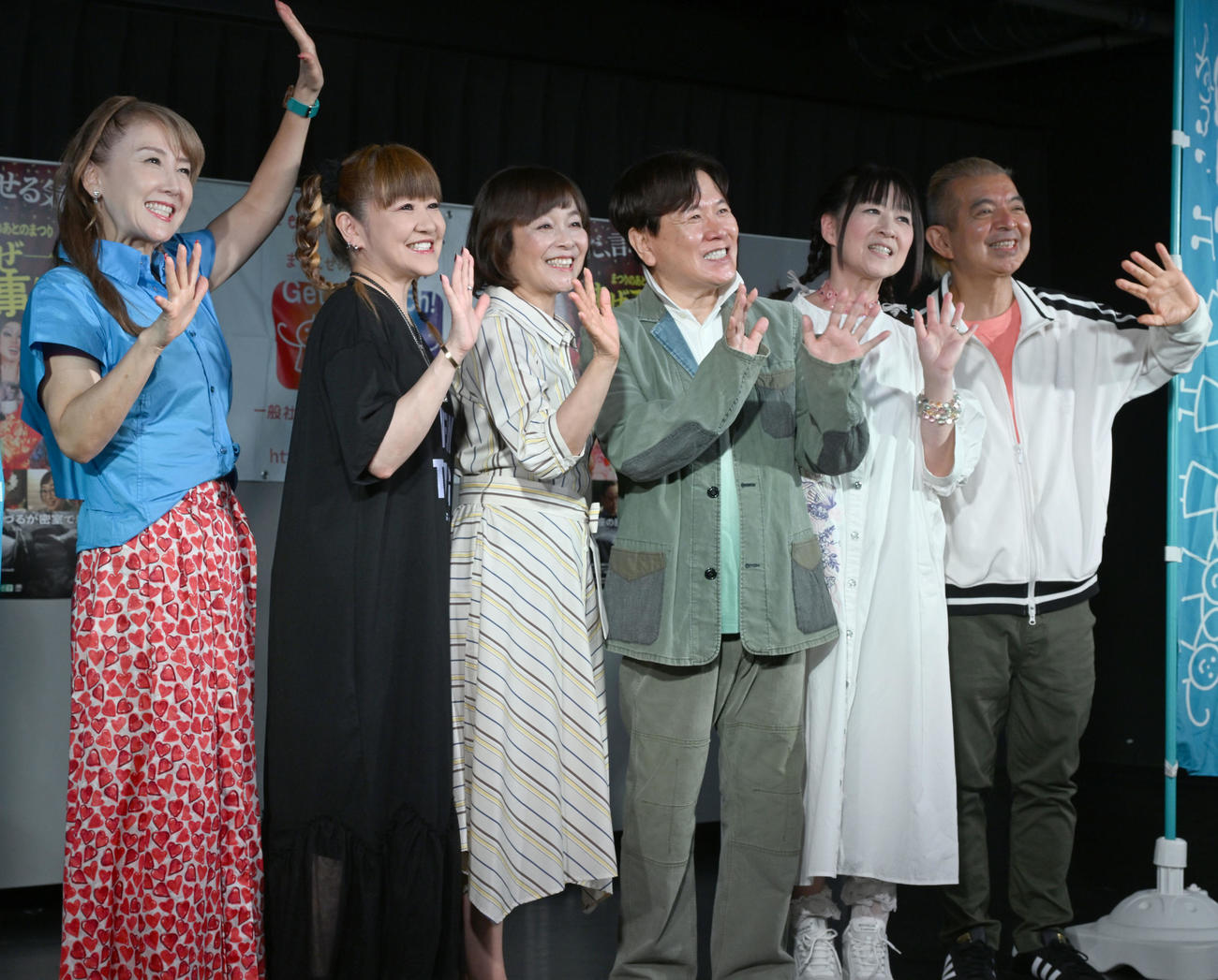 映画「まぜこぜ一座殺人事件」のエンディングテーマ曲の歌唱に参加した、左から東ちづる、かないみか、日高のり子、三ツ矢雄二、深見梨加、YANAGIMAN（撮影・千葉一成）