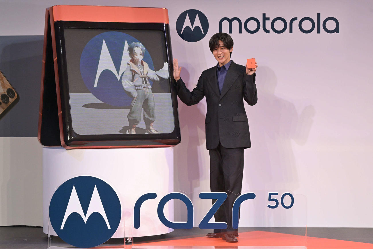 米スマートフォンブランド、モトローラの「新製品・新ブランドアンバサダー発表会」に出席し、ミニRENとハイタッチするSnow Man目黒蓮