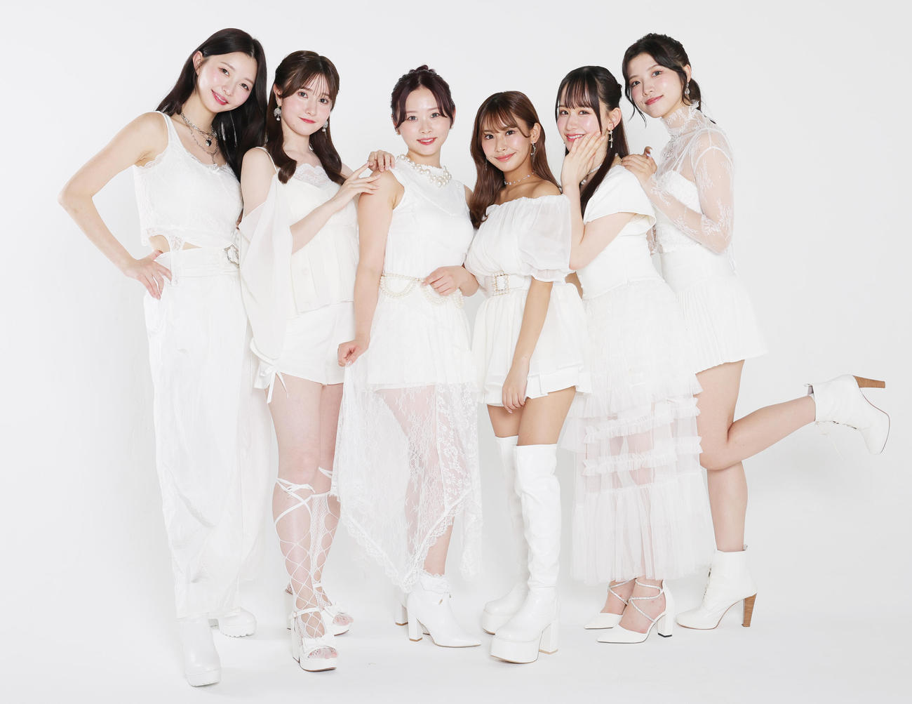 Dark Idolのメンバーに選ばれた6人。左から橋本萌花、前垣さら、谷屋杏香、星野ティナ、石川侑依、一条カオリ（撮影・野上伸悟）