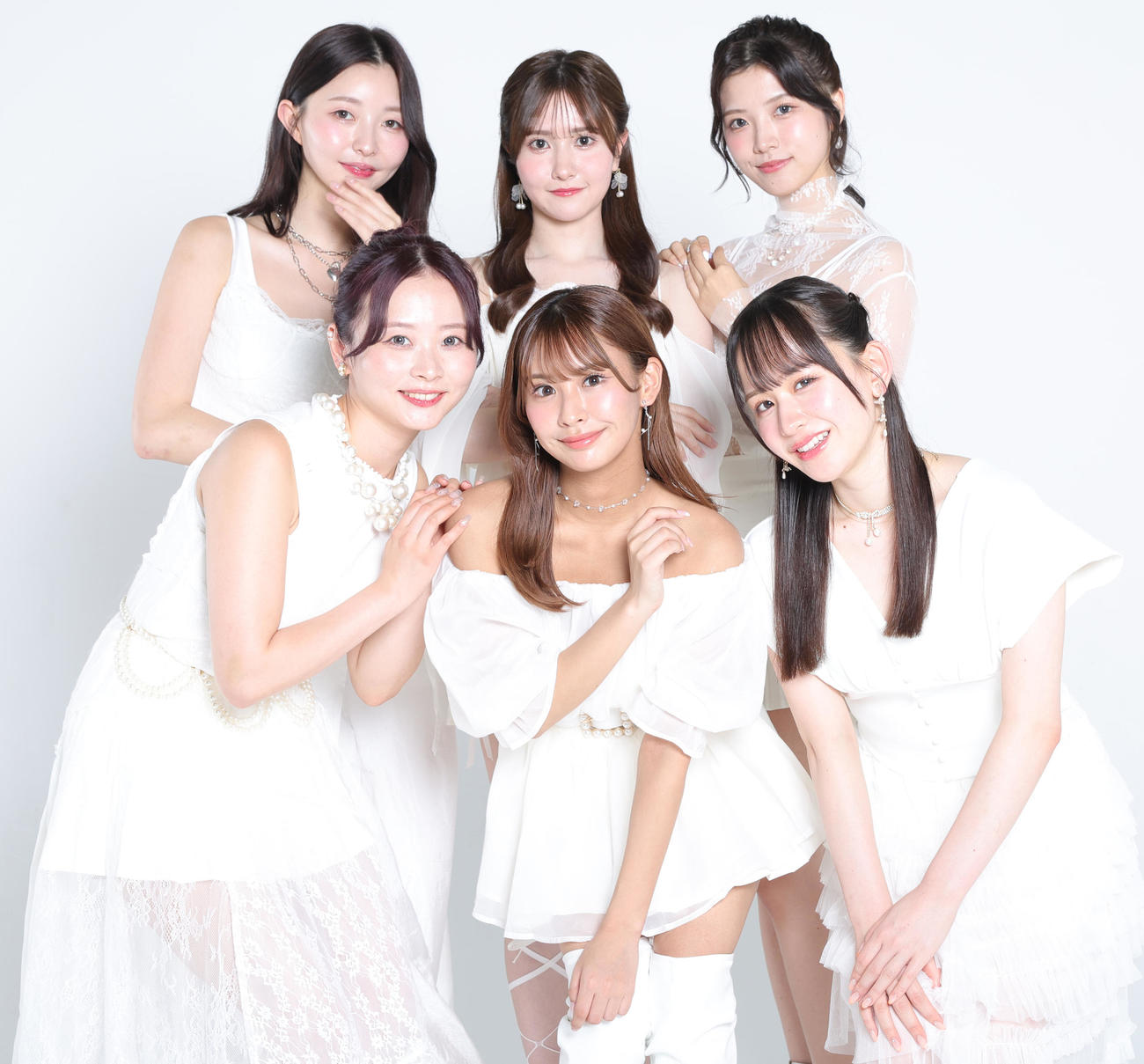 Dark Idolのメンバーに選ばれた6人。前列左から谷屋杏香、星野ティナ、石川侑依、橋本萌花、前垣さら、一条カオリ（撮影・野上伸悟）