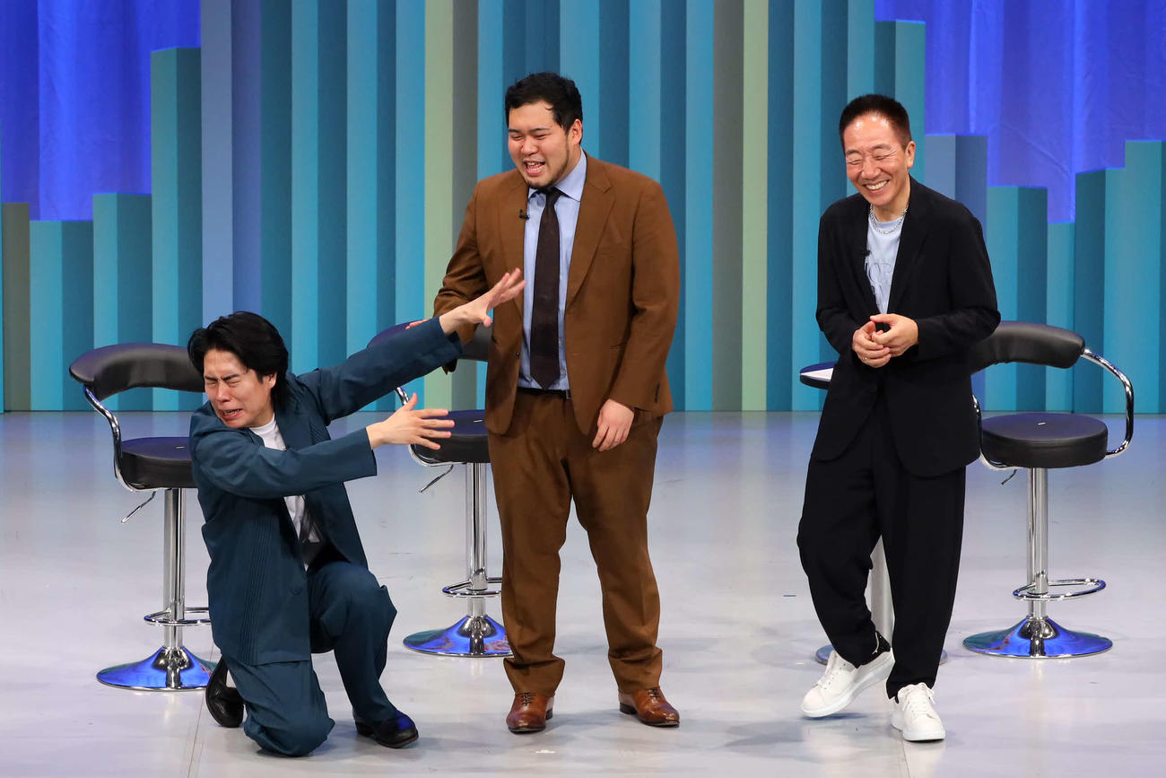 吉本興業の寄席「東京グランド花月」（23日まで）に出演した中田カウス（右端）と令和ロマン