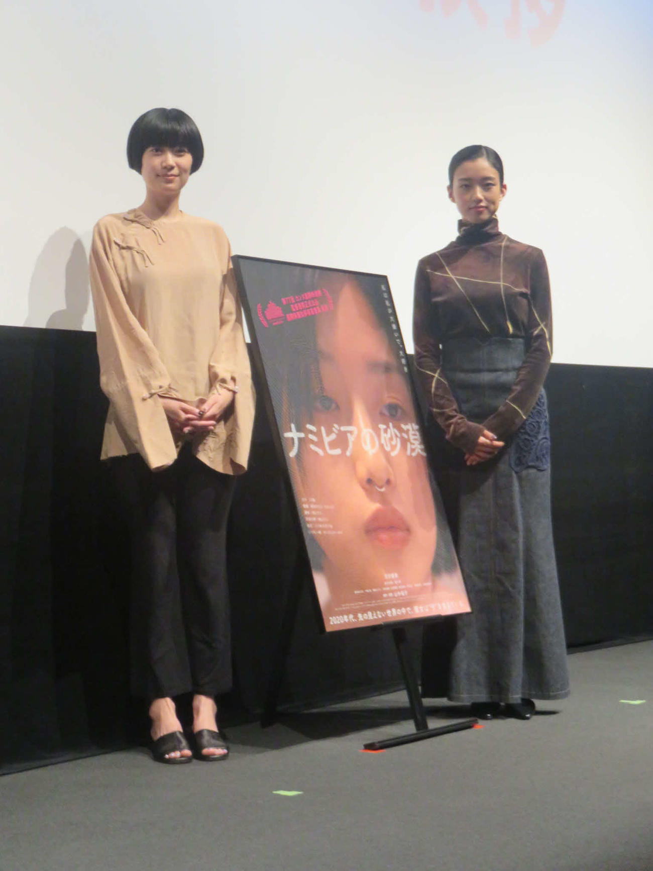 共に映画「ナミビアの砂漠」の舞台あいさつに出席した河合優実と山中瑶子監督（左）