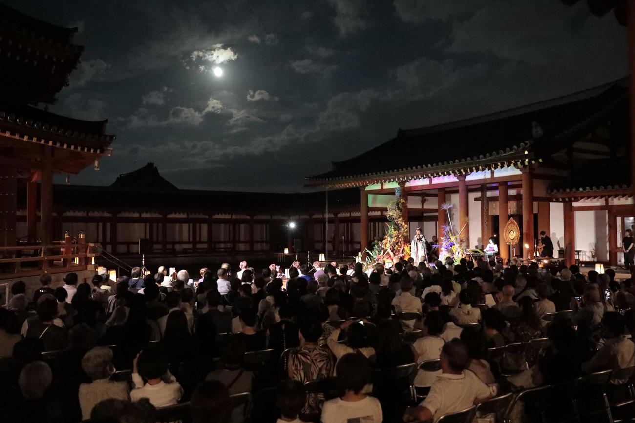中秋の名月の観月会で、薬師寺玄奘三蔵院伽藍前で行われた鬼無里まりの歌の奉納（（C）飛鳥園＝17日、奈良・薬師寺）