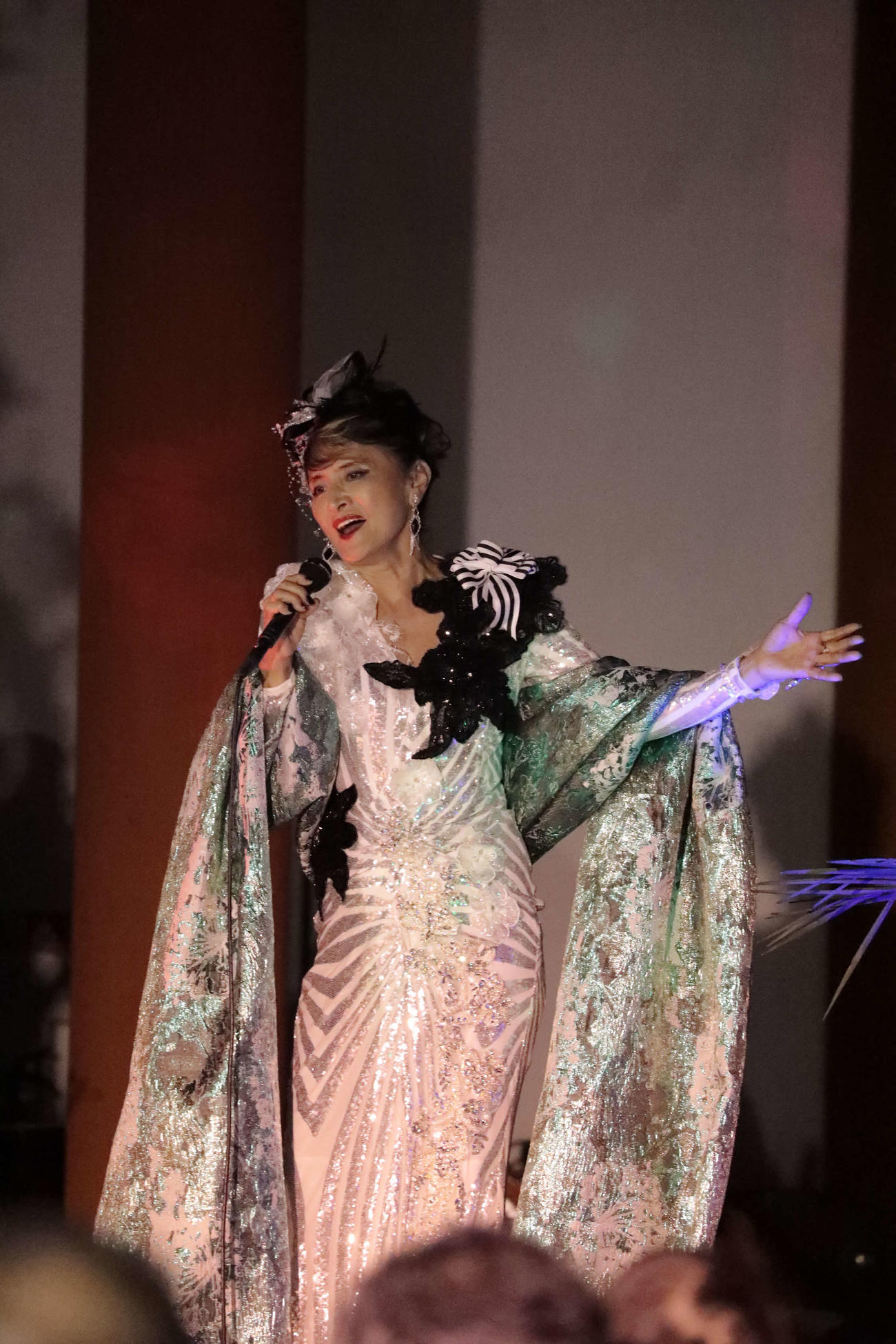 薬師寺玄奘三蔵院伽藍の回廊で、歌の奉納を行った鬼無里まり（（C）飛鳥園＝17日、奈良・薬師寺）