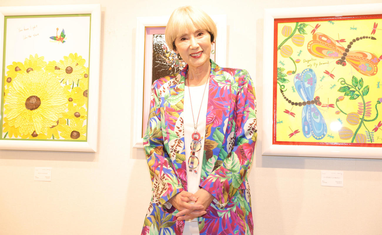 「～色彩の希望2～秋野暢子作品展－がんを乗り越えて、新たな色を見つける－」を開催する秋野暢子（撮影・野上伸悟）