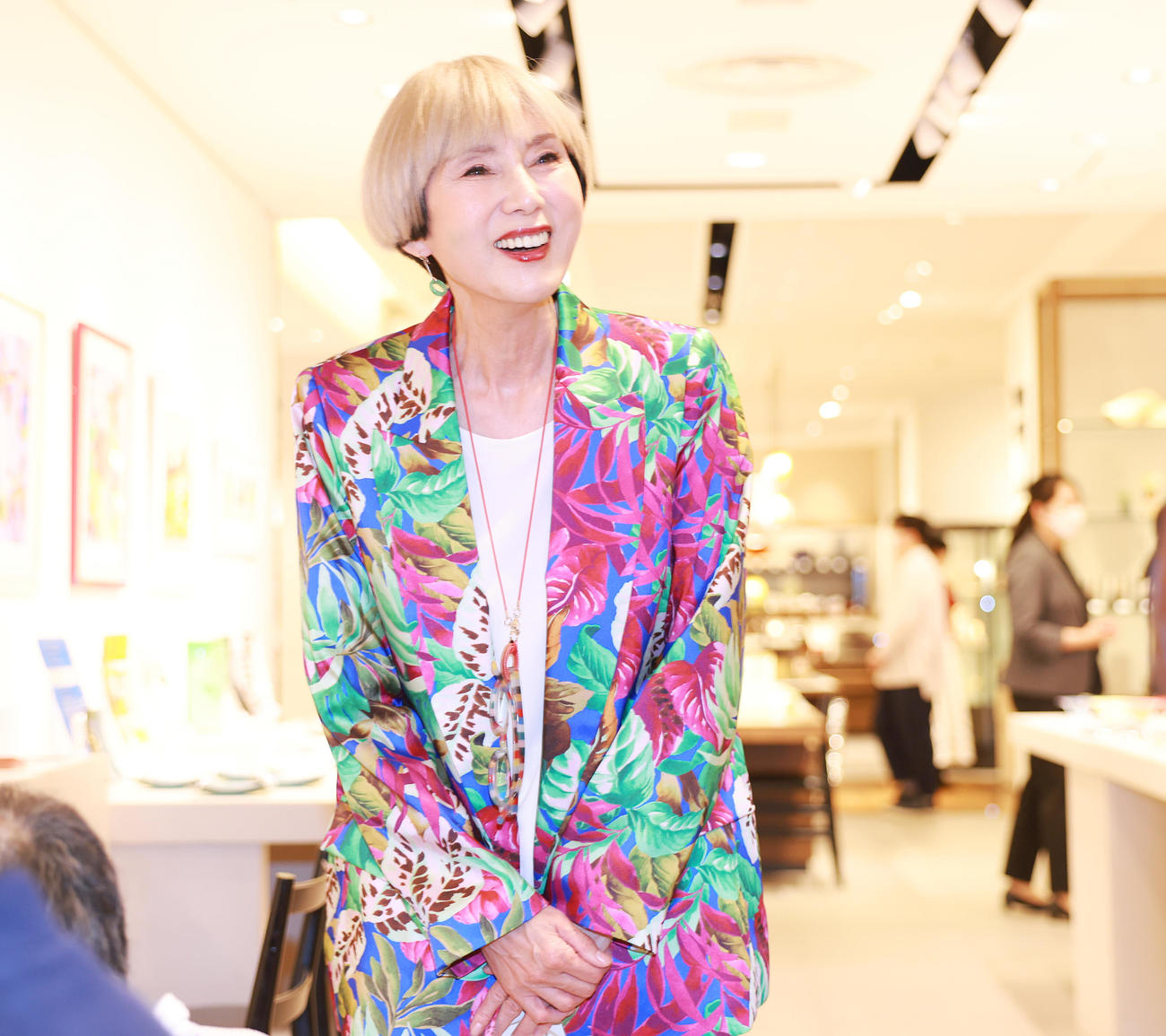 「～色彩の希望2～秋野暢子作品展－がんを乗り越えて、新たな色を見つける－」を開催する秋野暢子（撮影・野上伸悟）