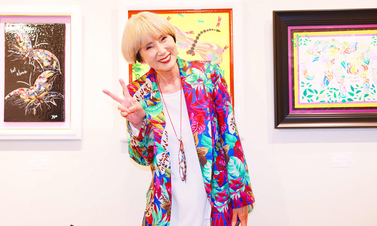 「～色彩の希望2～秋野暢子作品展－がんを乗り越えて、新たな色を見つける－」を開催する秋野暢子（撮影・野上伸悟）