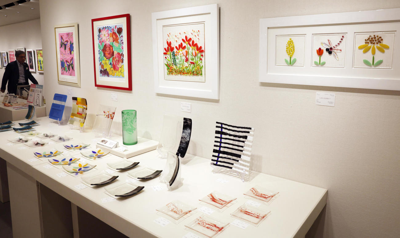 銀座三越で開催中の「～色彩の希望2～秋野暢子作品展－がんを乗り越えて、新たな色を見つける－」（撮影・野上伸悟）