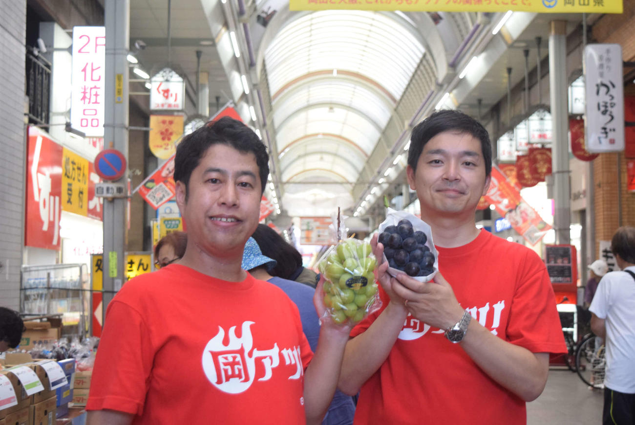 岡山県をPRしたウエストランド井口浩之（左）と河本太（撮影・阪口孝志）