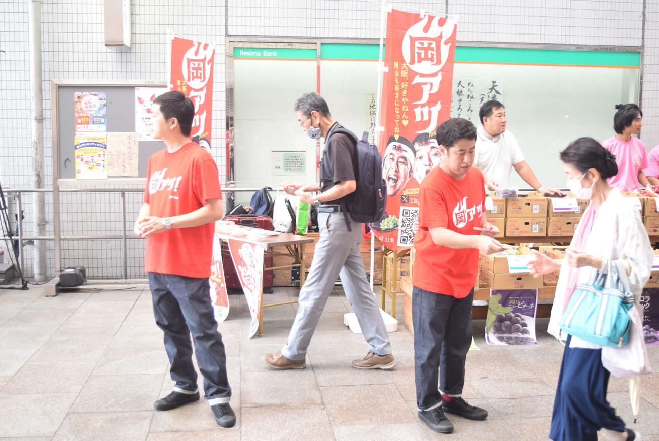 岡山県をPRしたウエストランド井口浩之（右）と河本太（撮影・阪口孝志）
