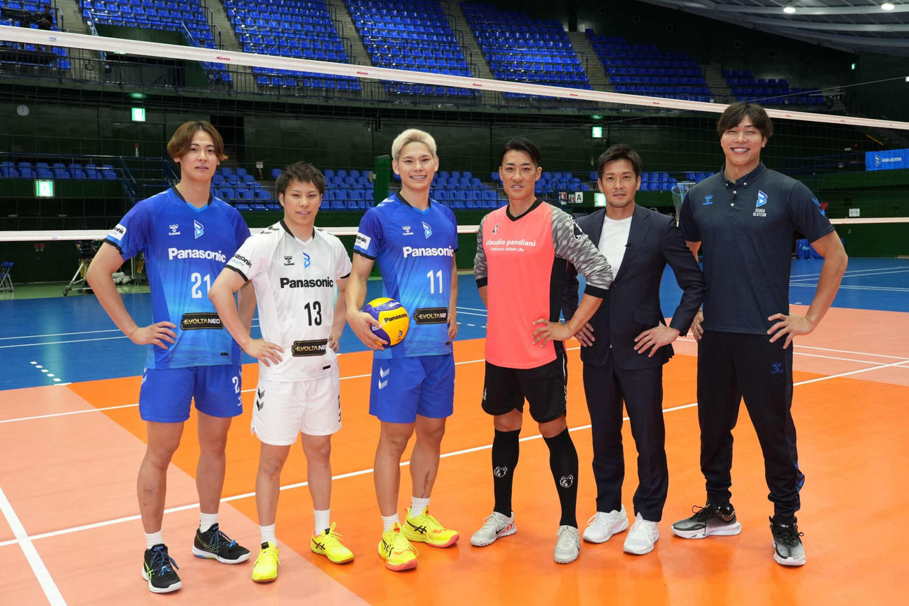 「菊池風磨のスポーツキングダム」で対決した西田有志（左から3人目）と南雄太氏（同4人目）