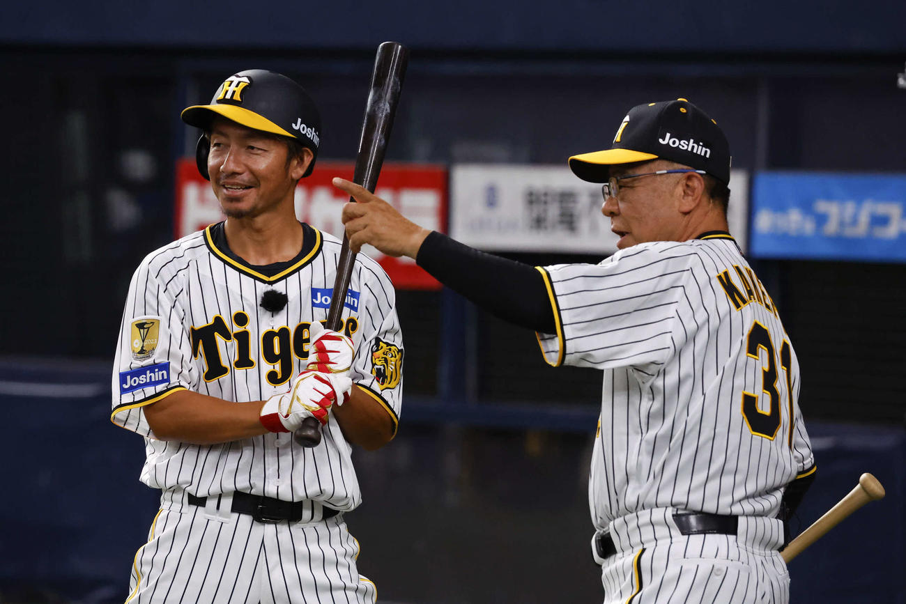 ジャイロボール攻略に挑んだ鳥谷敬氏（左）とアドバイスする掛布雅之氏