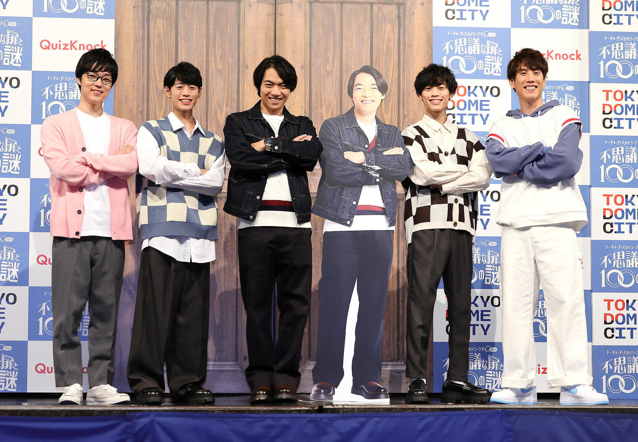 フォトセッションで伊沢拓司（左から3人目）パネルと同じポーズを取る、左からふくらP、東問、1人おいて東言、須貝駿貴（撮影・足立雅史）