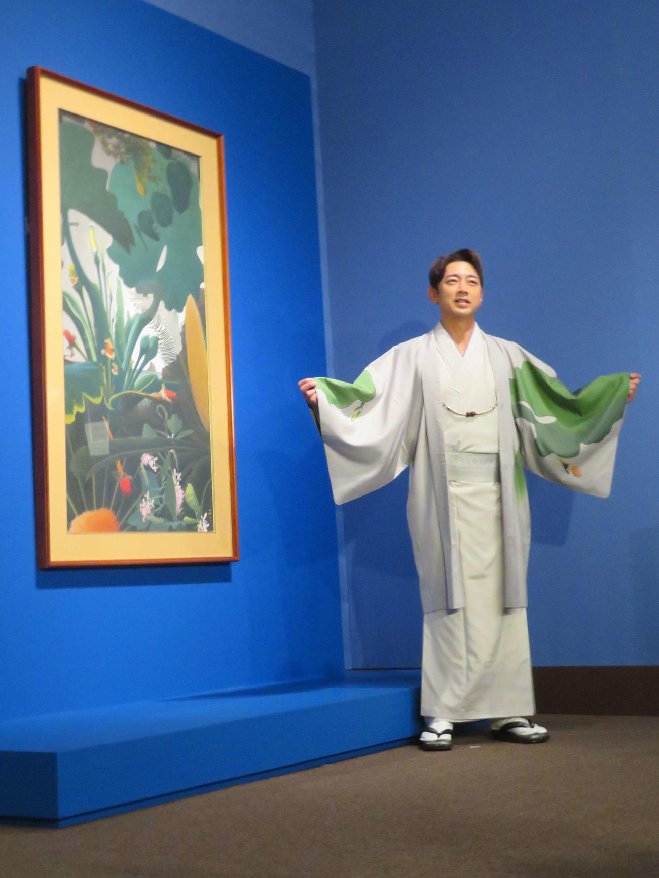 「田中一村展　奄美の光　魂の絵画」で「不喰芋と蘇鐡」の前で同作をモチーフにした世界に1着の着物を披露する小泉孝太郎（撮影・村上幸将）