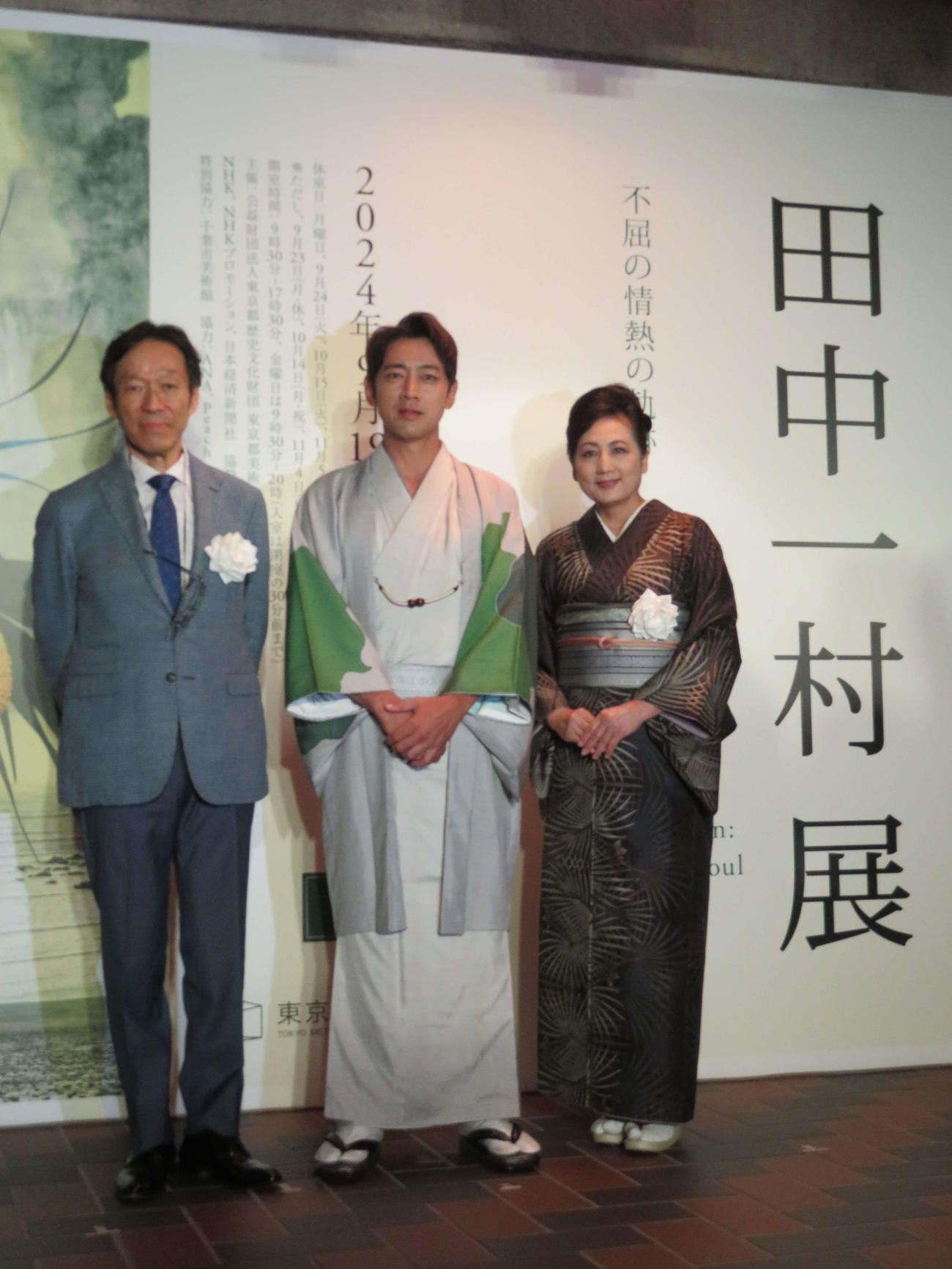 「田中一村展　奄美の光　魂の絵画」開会式に出席した、左から東京都美術館の高橋明也館長、小泉孝太郎、田中一村記念美術館の宮崎緑館長（撮影・村上幸将）