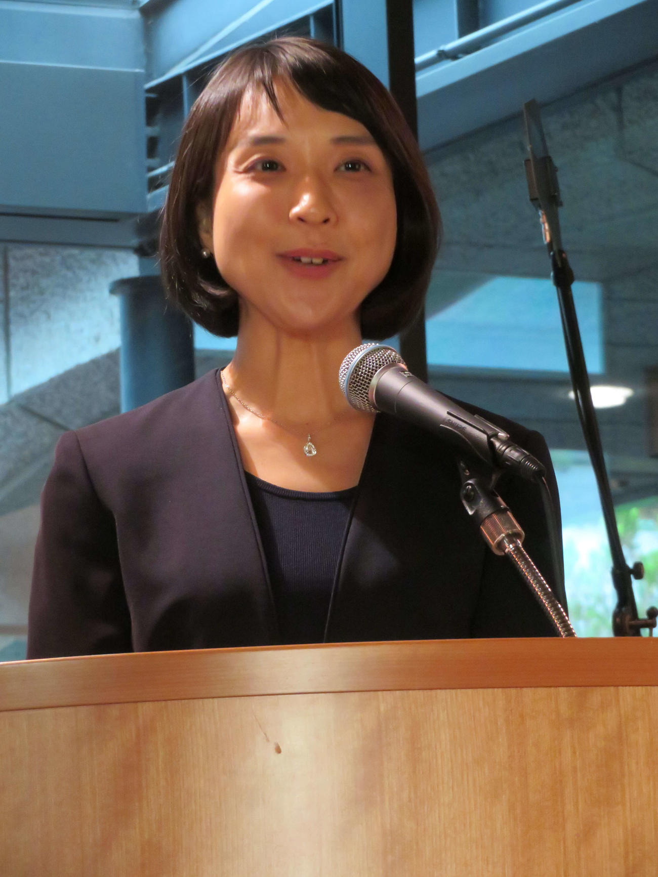 「田中一村展　奄美の光　魂の絵画」開会式で司会を務めるNHKの守本奈実アナウンサー（撮影・村上幸将）