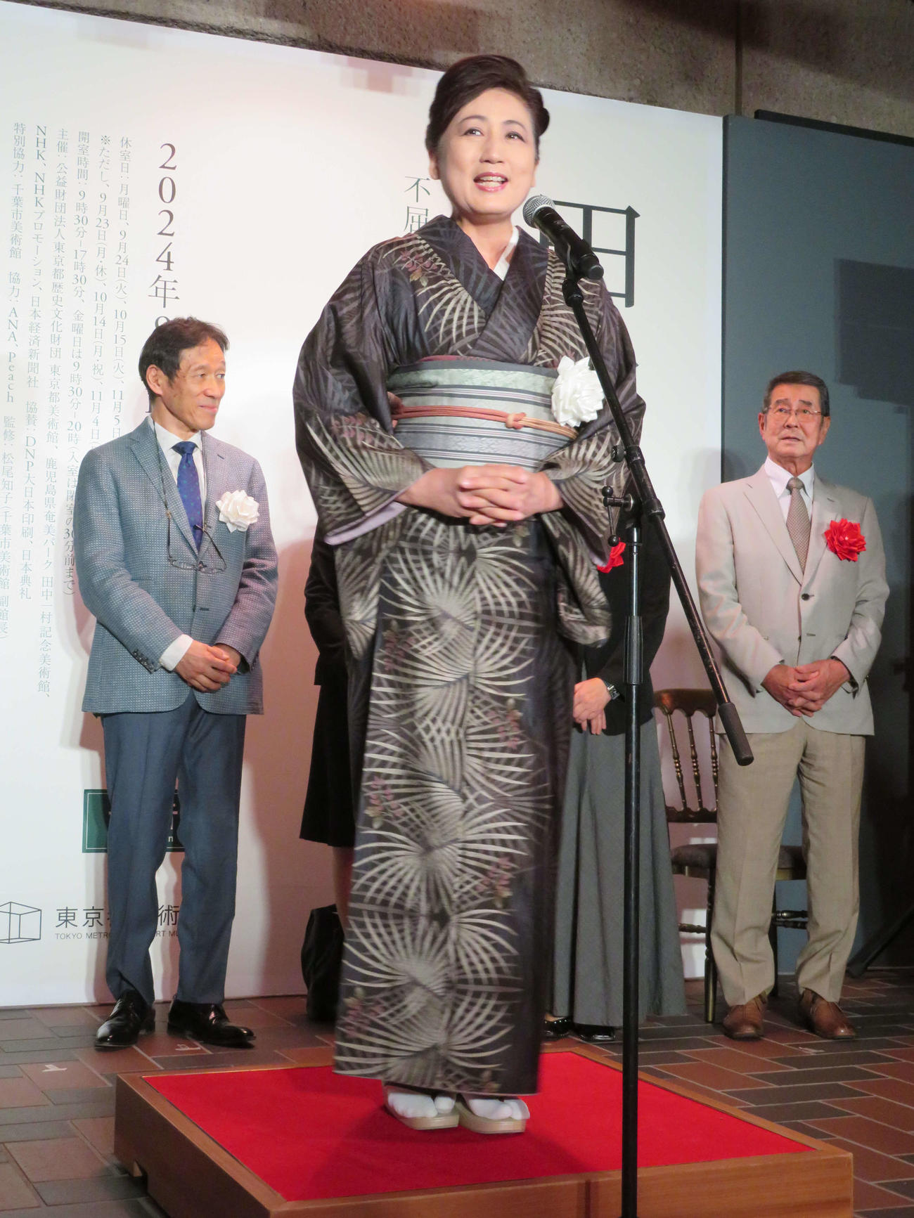 「田中一村展　奄美の光　魂の絵画」開会式であいさつする、田中一村記念美術館の宮崎緑館長（撮影・村上幸将）