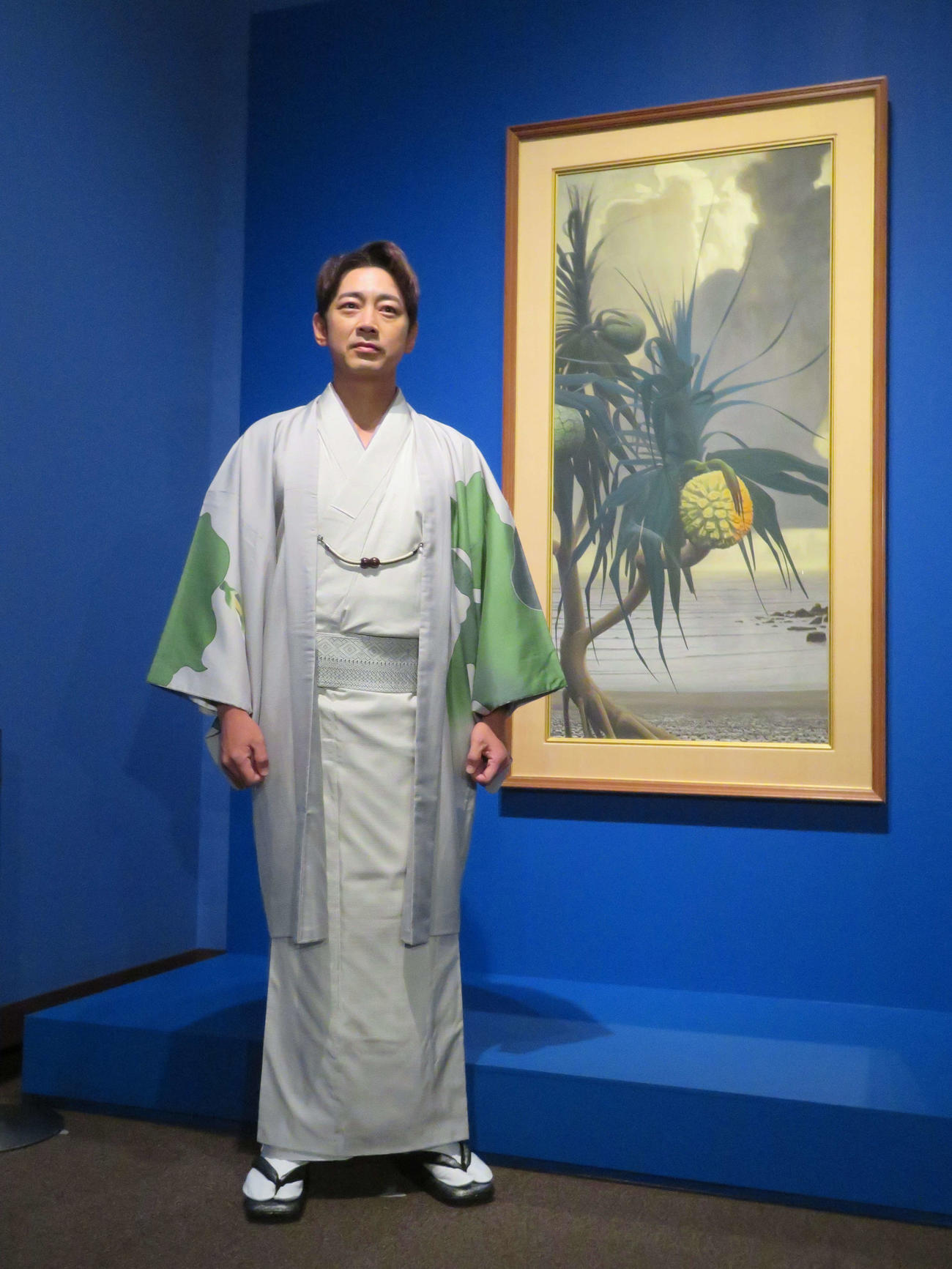 「田中一村展　奄美の光　魂の絵画」で「アダンの海辺」を前に「不喰芋と蘇鐡」をモチーフにした世界に1着の着物を披露する小泉孝太郎（撮影・村上幸将）