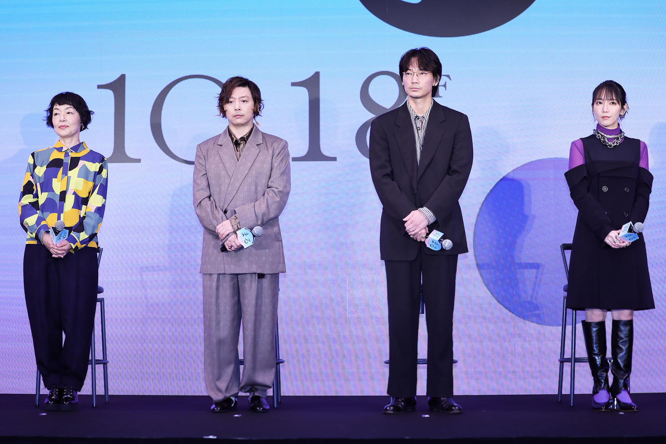 映画「まる」完成報告イベントに登場した、左から小林聡美、堂本剛、綾野剛、吉岡里帆（撮影・足立雅史）