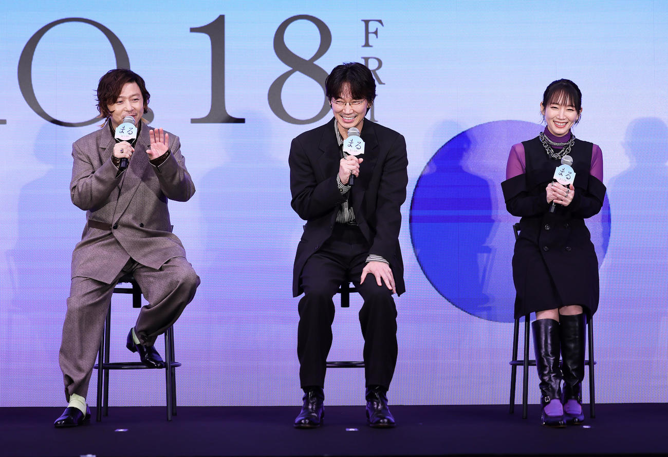 映画「まる」完成報告イベントに登場した、左から堂本剛、綾野剛、吉岡里帆（撮影・足立雅史）