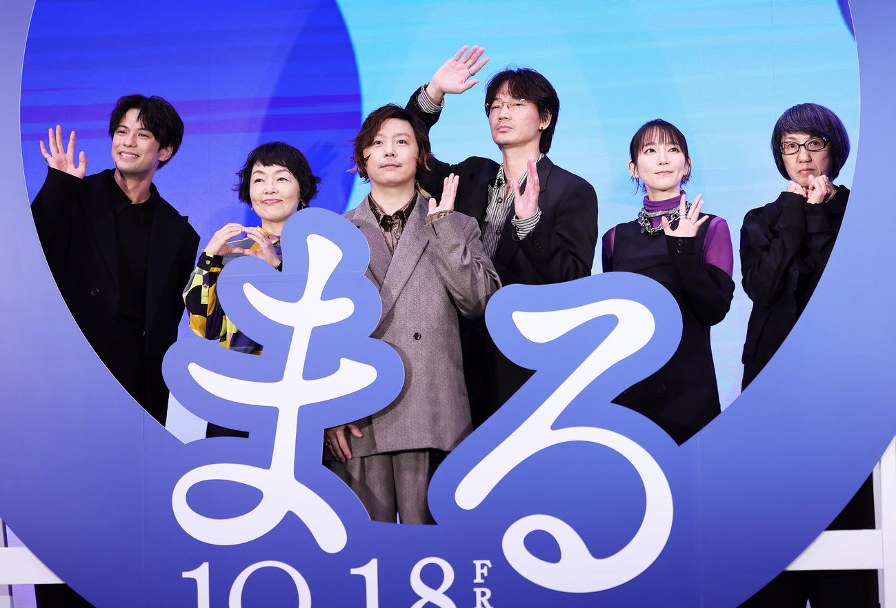 映画「まる」完成報告イベントに登場し、笑顔を見せる、左から森崎ウィン、小林聡美、堂本剛、綾野剛、吉岡里帆、荻上直子監督（撮影・足立雅史）