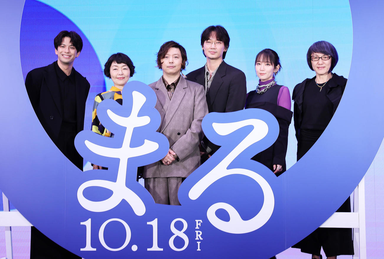 映画「まる」完成報告イベントに登場し、笑顔を見せる、左から森崎ウィン、小林聡美、堂本剛、綾野剛、吉岡里帆、荻上直子監督（撮影・足立雅史）