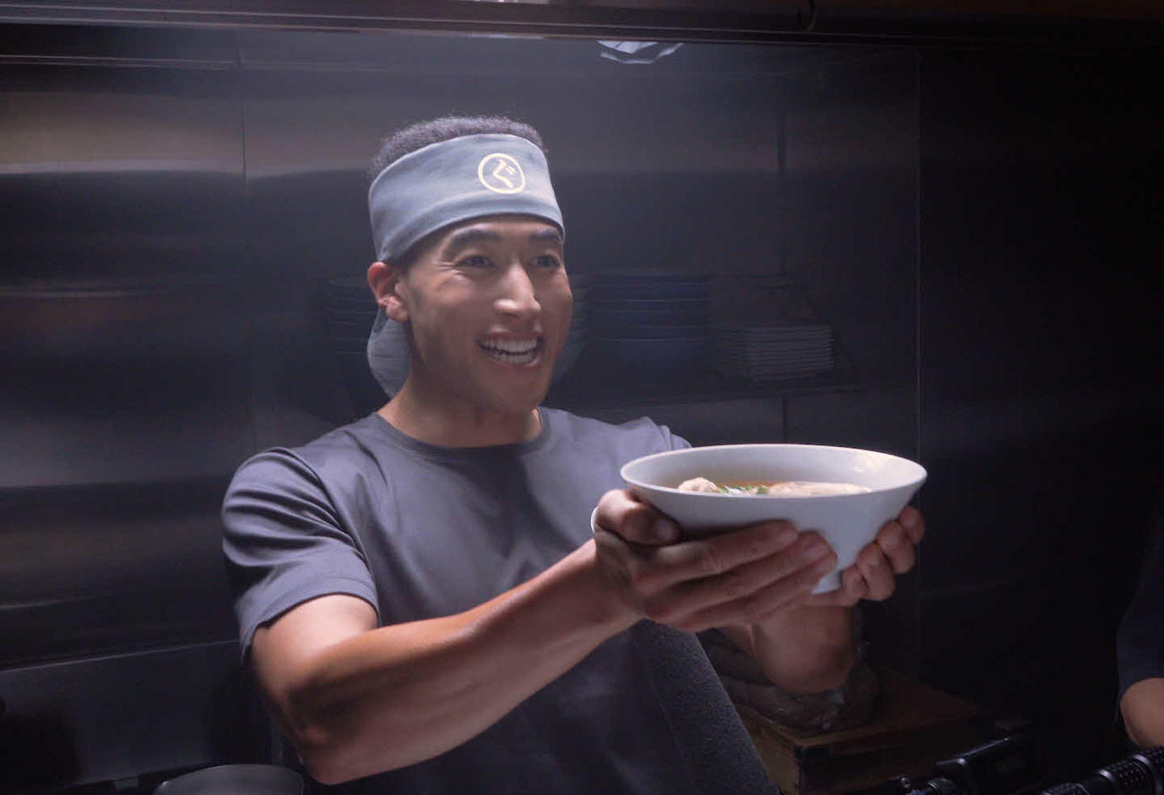 テーブルマークの冷凍具付ラーメン「まるぐ」シリーズの新CMでラーメン職人役を熱演している関口メンディー