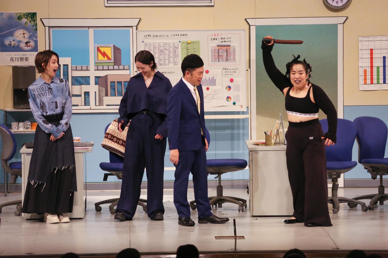 吉本新喜劇にサプライズ出演してずっこける「極悪女王」のゆりやんレトリィバア（右）ら