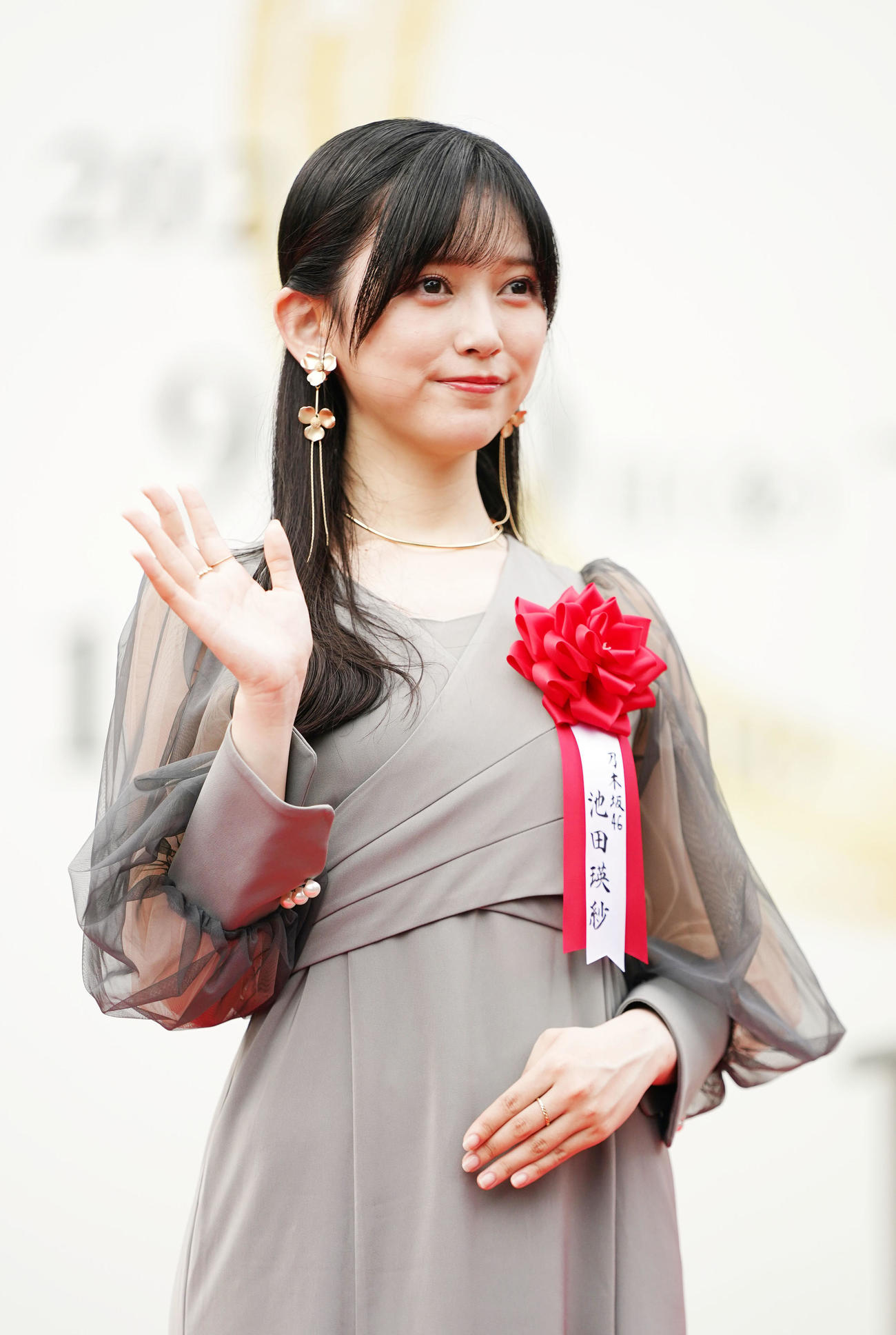 笑顔で手を振る乃木坂46の池田瑛紗（撮影・横山健太）