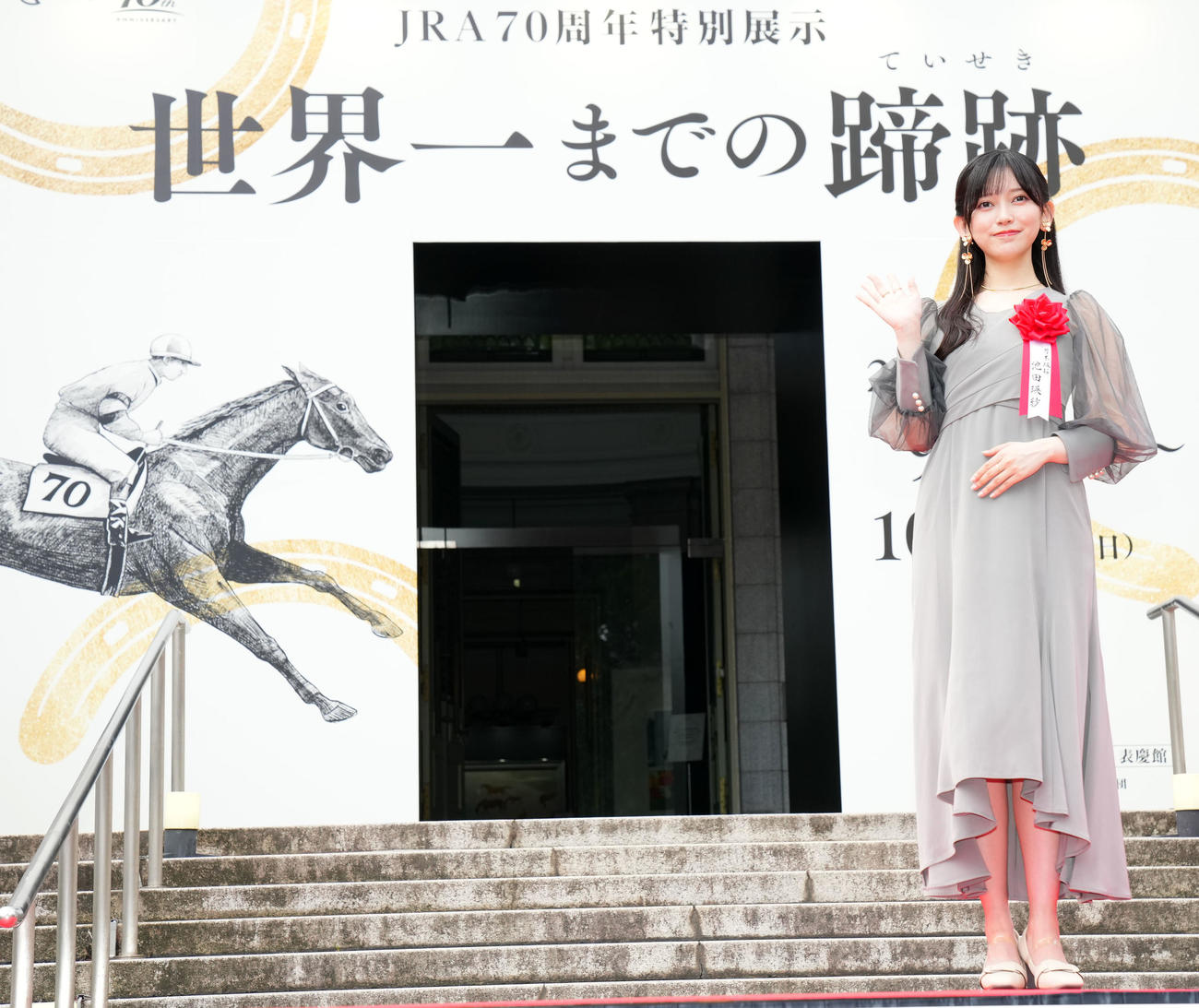 笑顔で手を振る乃木坂46の池田瑛紗（撮影・横山健太）