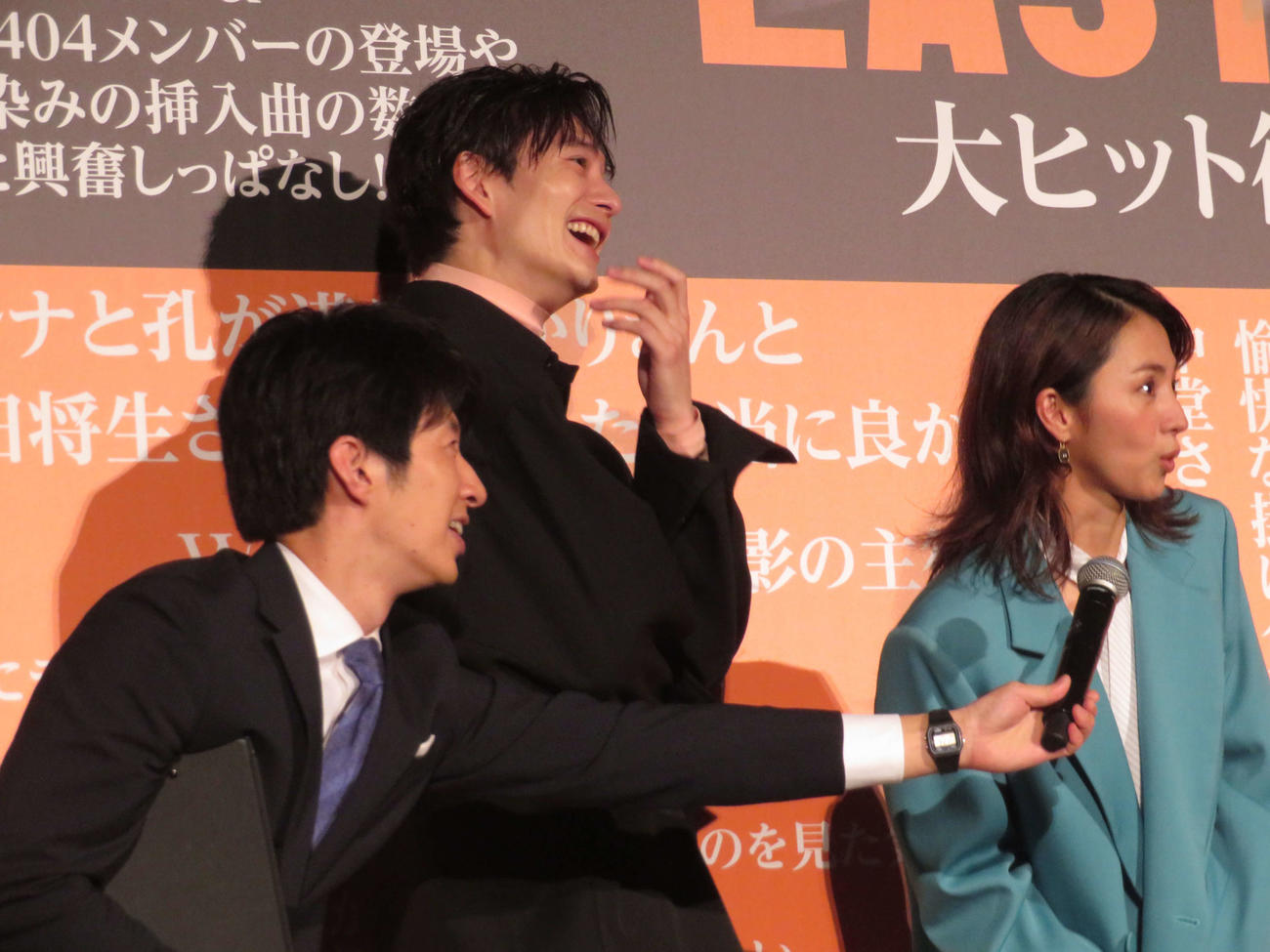 映画「ラストマイル」大ヒット御礼舞台あいさつに登壇し、爆笑する岡田将生と、リピーターの観客に驚く満島ひかり