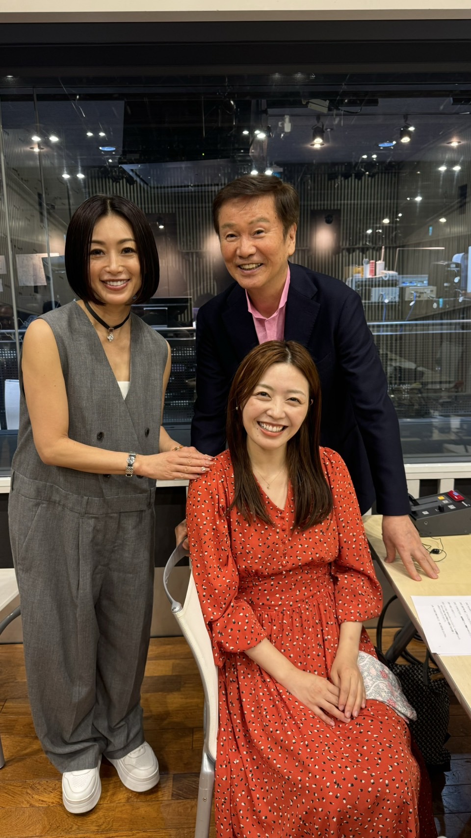 森林永理奈（前）は酒井法子（左）森田健作と笑顔で記念撮影