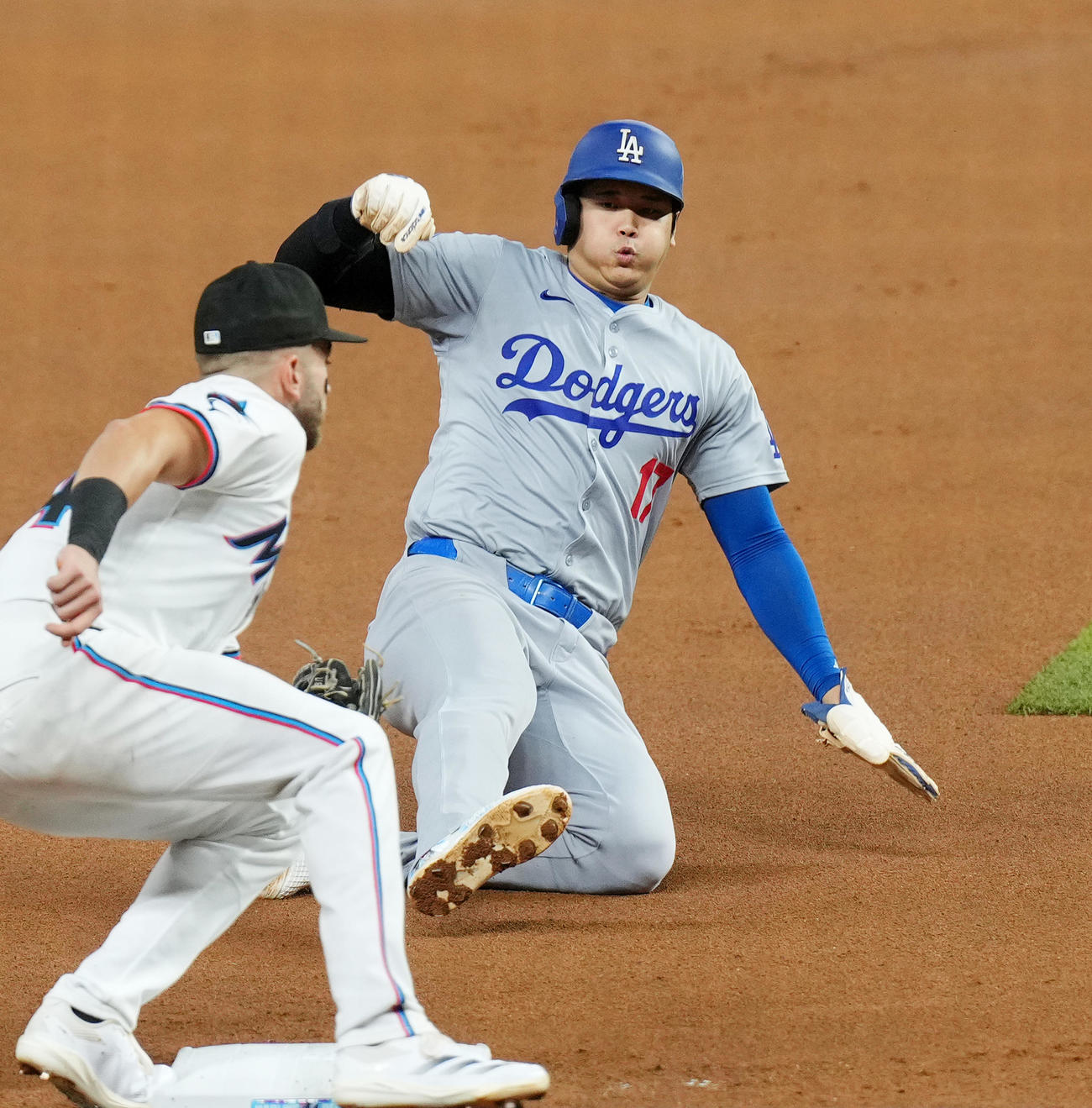 マーリンズ対ドジャース　1回表ドジャース1死一、二塁、打者スミスの時、三塁盗塁を決め、50盗塁を達成させる大谷（撮影・菅敏）