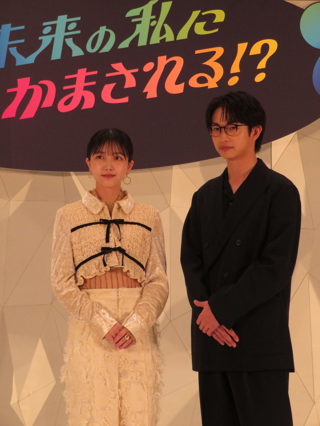 NHK夜ドラ「未来の私にブッかまされる！？」出演者会見に出席した久保史緒里と綱啓永