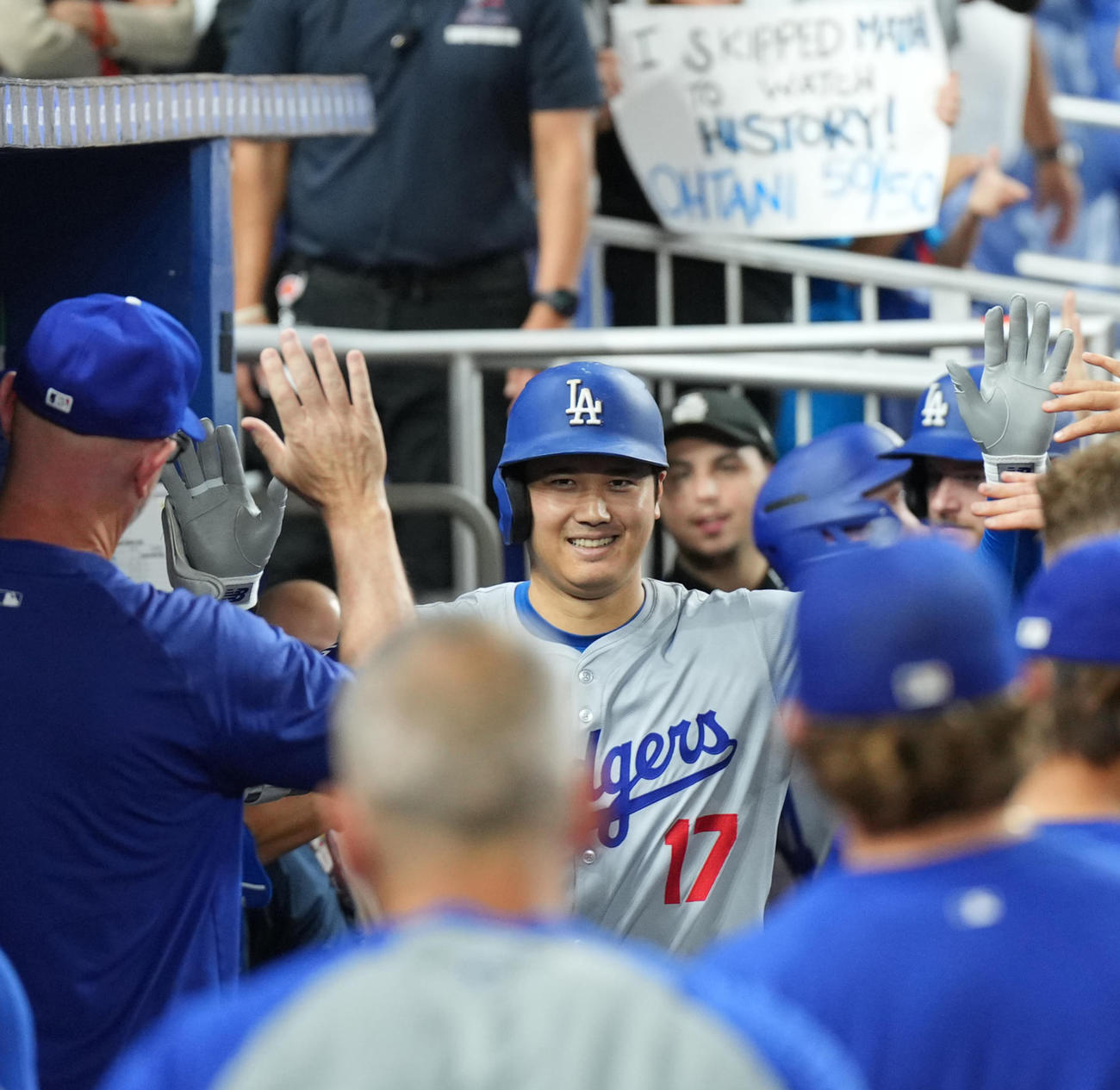マーリンズ対ドジャース　9回表ドジャース2死一、二塁、右越えに3点本塁打を放ち、ナインに迎えられる大谷（撮影・菅敏）