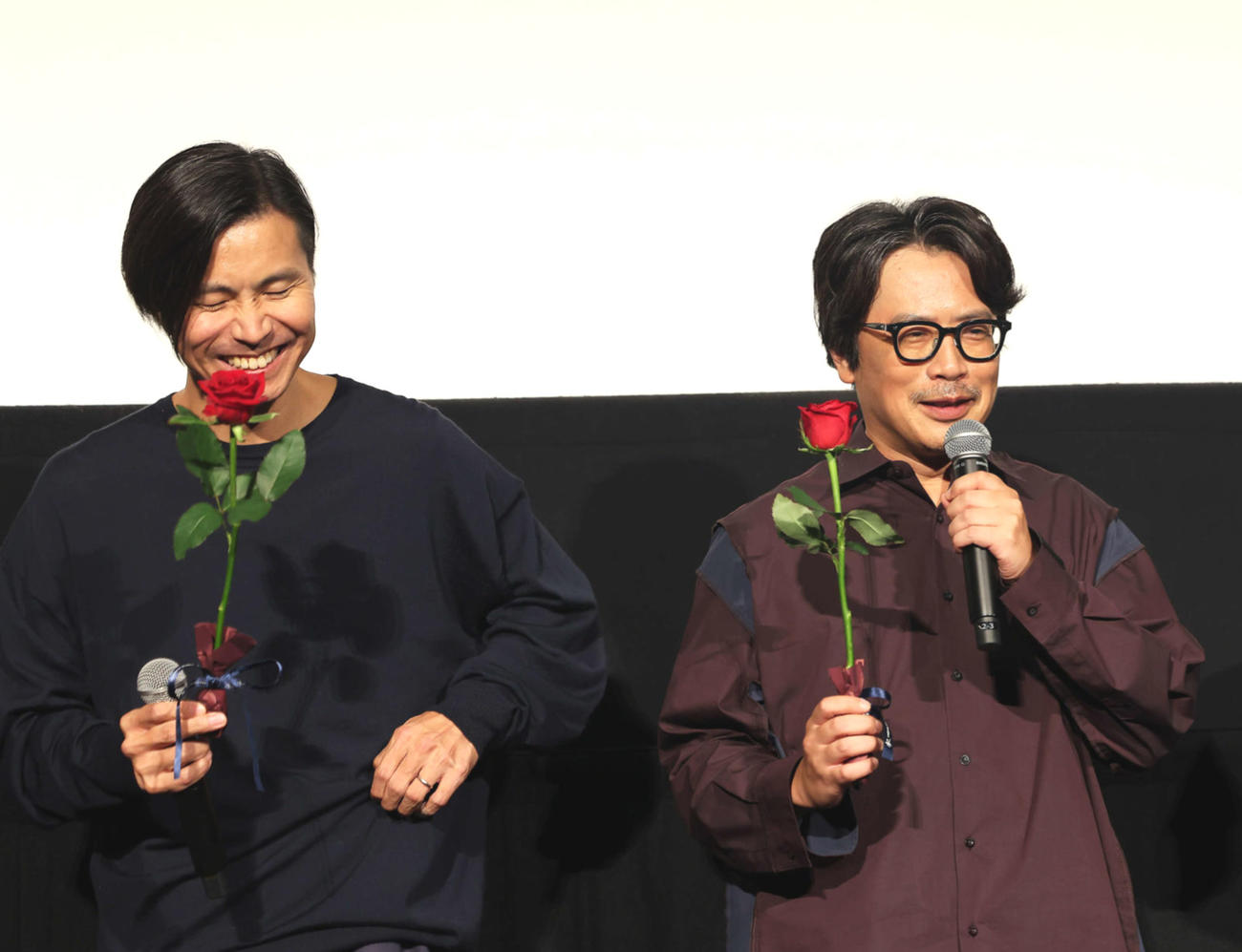 くるりの佐藤征史（左）と岸田繁（2023年撮影）
